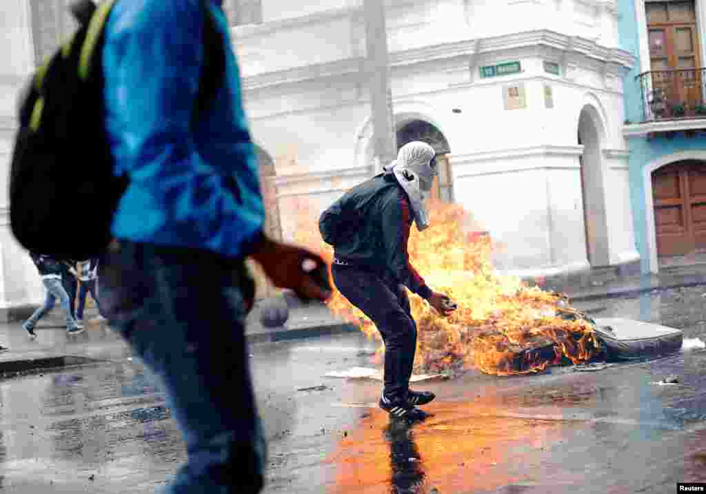 En Quito, la capital, las protestas incluyeron el cierre de calles y la quema de neumáticos. 