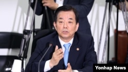 한민구 한국 국방장관이 30일 국회에서 열린 새누리당 북핵ㆍ사드 간담회에서 발언하고 있다.