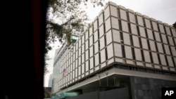 ARCHIVO - Los peatones pasan frente a la embajada de Estados Unidos en la Ciudad de México, el jueves 29 de octubre de 2020.