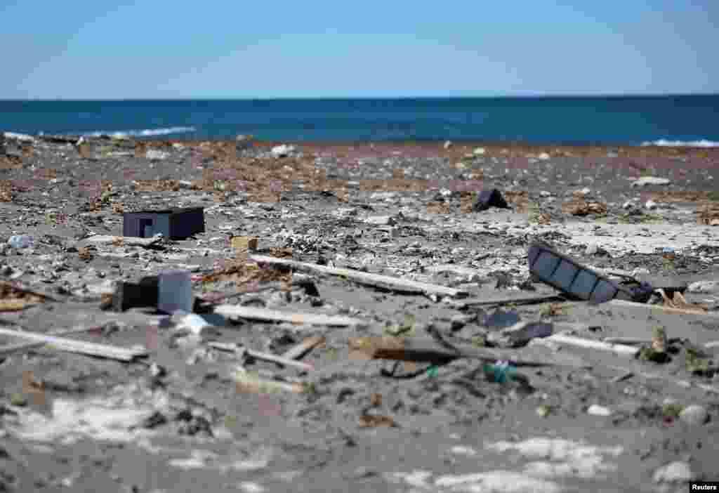 Cadáveres de animales descomponiéndose entre montones de basura plástica, en la playa de Pico Sayago, fueron registrados por la agencia de noticias Reuters. 