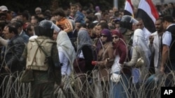 Masu zanga zangar kin jinin shugaba Hosni Mubarak a dandalin 'yanci yau Lahadi.
