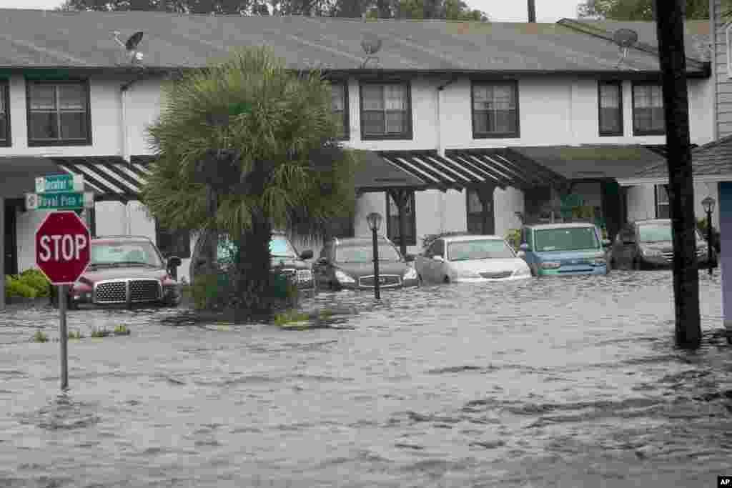 Vehículos inundados en los apartamentos Palm Isle después del huracán Ian, el jueves 29 de septiembre de 2022, en Orlando, Florida. (Foto AP/John Raoux)