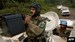 Les soldats de la Monusco patrouillent le long du parc national Kahuzi-Biega en RDC le 27 septembre 2005.