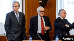 Lakhdar Brahimi (tengah), Utusan Khusus PBB untuk Suriah bersama perwakilan lainnya sebelum dimulainya pertemuan di Markas PBB di Jenewa, Swiss, 20/12/2013. 