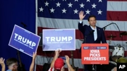 El candidato presidencial republicano, el gobernador de Florida, Ron DeSantis, saluda después de hablar en un evento de recaudación de fondos para la representante estadounidense Ashley Hinson, republicana de Iowa, el 6 de agosto de 2023 en Cedar Rapids, Iowa.