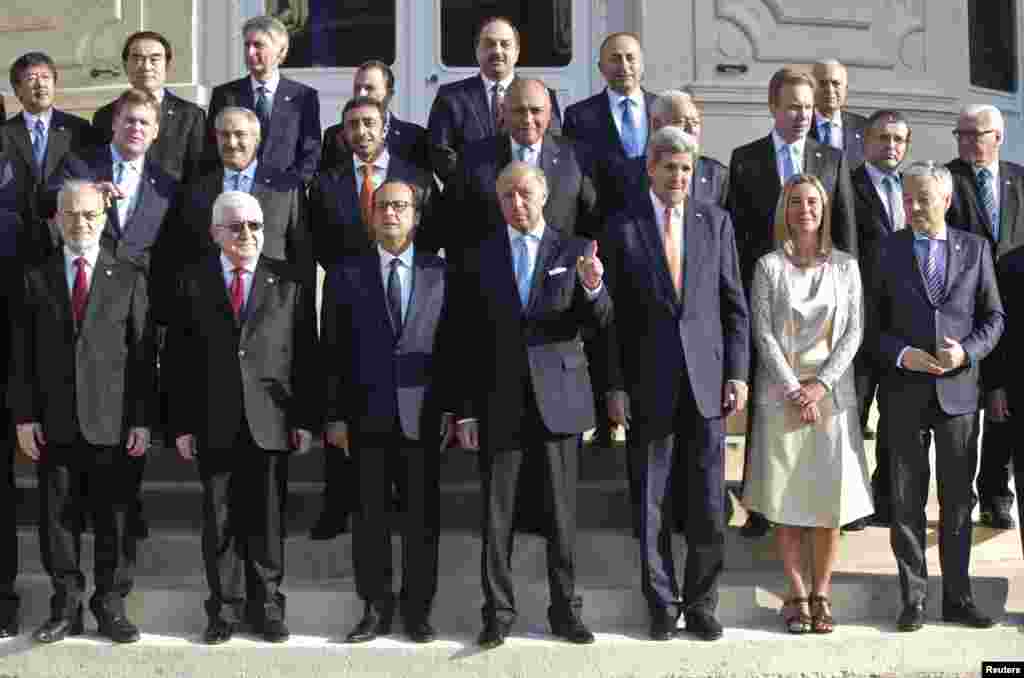 Presiden Irak Fuad Masum (dua dari kiri), Presiden Perancis Francois Hollande (tiga dari kanan), Menlu Perancis Laurent Fabius (tengah) dan Menlu AS John Kerry (tiga dari kanan) dan para diplomat negara lainnya saat menghadiri konferensi Internasional untuk Perdamaian dan Keamanan di Irak, di Quai d'Orsay, Paris (15/9).