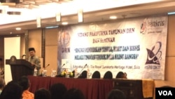 Mantan Presiden B.J. Habibie berpidato dalam sidang paripurna Dewan Riset Nasional di Solo (9/8). (VOA/Yudha Satriawan)