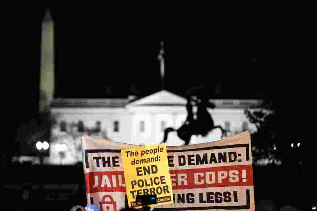Manifestantes se reúnen en el Parque Lafayette frente a la Casa Blanca en Washington, el viernes 27 de enero de 2023, por la muerte de Tyre Nichols. 