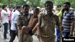 Petugas membawa seorang anak laki-laki yang terluka akibat terinjak-injak, ke rumah sakit untuk mendapatkan perawatan di distrik Hathras, 2 Juli 2024.