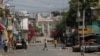 Transeúntes camina por una calle vacía cerca de la Catedral de Puerto Príncipe destruida por el terremoto de 2010, el 25 de marzo de 2024.