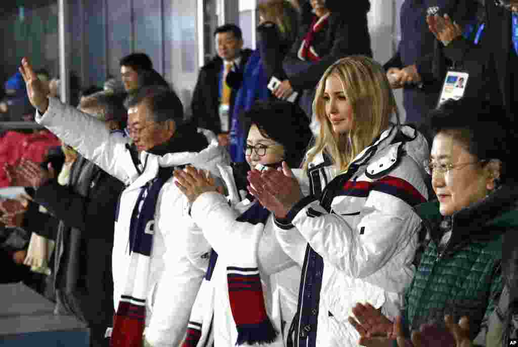 平昌冬奥会闭幕式上，韩国和朝鲜运动员一起入场时，贵宾们鼓掌。前排招手致意者为韩国总统文在寅，他右侧依次为韩国总统夫人金正淑，美国总统特朗普的女儿伊万卡，中国副总理刘延东。后排有朝鲜劳动党副委员会长金英哲。