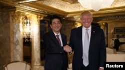 នាយក​រដ្ឋមន្រ្តី​ជប៉ុន​លោក Shinzo Abe ជួប​ជាមួយ​ប្រធានាធិបតី​សហរដ្ឋអាមេរិក​លោក​ Donald Trump នៅ​អគារ​ Trump Tower ក្នុង​ទីក្រុង​ញូវយ៉ក​ កាល​ពី​ថ្ងៃទី​១៧ វិច្ឆិកា ២០១៦។