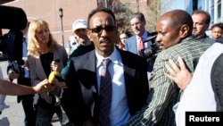 Pengacara DeRege Demissie, yang mewakili kliennya, Robel Phillipos, dikerumuni oleh media di Boston, Massachusetts (1/5). 