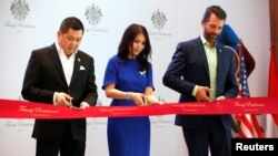 Pemimpin MNC Group, Hary Tanoesoedibjo, dan istrinya, Liliana Tanaja Tanoesoedibjo, dan Wakil President Eksekutif Trump Organization, Donald J. Trump, berisap menggunting pita dalam acara pra peluncuran Trump Residences di Jakarta, Selasa, 13 Agustus 2019