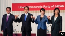 Kandidat pemilihan presiden dari Partai Demokrat Liberal yang berkuasa berpose sebelum konferensi pers bersama di markas besar partai di Tokyo, Jepang, Jumat, 17 September 2021. (Kimimasa Mayama/Pool Photo via AP)