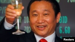 中国铝业巨头忠旺集团董事长刘忠田庆贺该集团在香港上市（2009年5月8日）