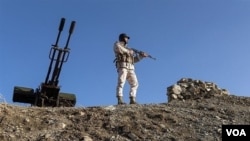 معترضان می‌گویند سربازان مرزی سپاه پاسداران در نزدیکی سراوان به طور مستقیم به سوخت‌بران شلیک کردند. 