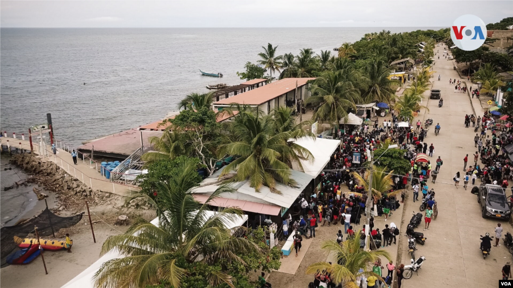 En el puerto de Necoclí, cientos de migrantes se congregan para buscar una embarcación y así cruzar el mar Caribe, con el fin de llegar a Capurganá, la puerta a la selva del Darién.