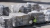 Zaposlenik avio kargo provjerava palete uvezenih artikala, na Međunarodnom aerodromu u Majamiju, 7. februara 2025. Neki stručnjaci kažu da su nove tarife na uvezenu robu dijelom krive za februarski pad povjerenja potrošača.