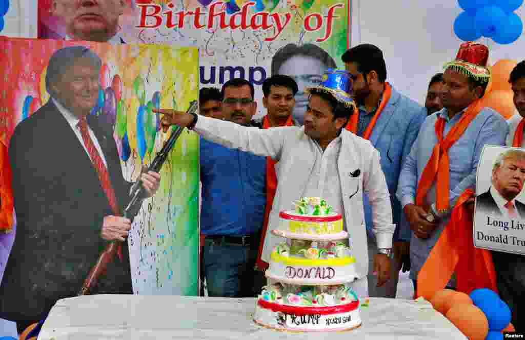 'yan jam'iyyar kishin Hindu ta 'Hindu Sena' ko kuma Rundunar Hindu a Hausance, su na yanka kek domin taya dan takarar shugaban kasa na Amurka Donald Trump murnar zagayowar ranar haihuwarsa a New Delhi, Talata 14 Yuni, 2016. Tun da fari, jam'iyyar ta gudanar da addu'o'i irin na 'yan Hindu domin tabbatar da samun nasarar Mr. Trump a zaben Amurka.