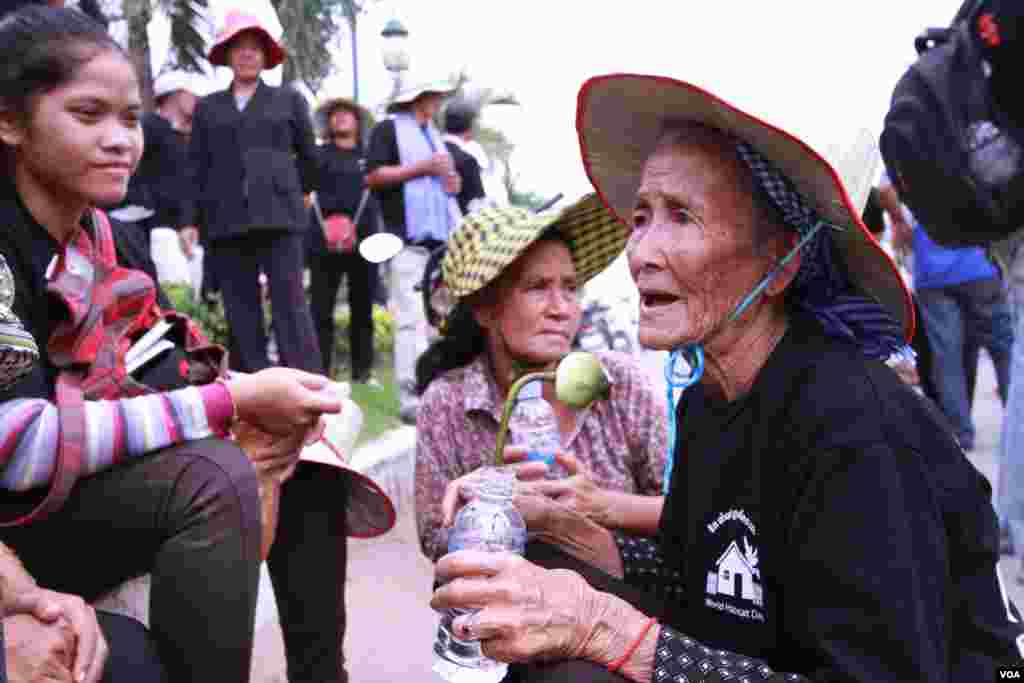 អ្នកស្រី ង៉ែត ឃុន ហៅម៉ាំមី អ្នកតំណាងសហគមន៍បឹងកក់ ដែលរាប់រយគ្រួសាររស់នៅតំបន់នេះ ត្រូវបានគេជម្លៀសចេញ កាលពីប៉ុន្មានឆ្នាំកន្លងទៅ។ (ឡេង ឡែន/ VOA)