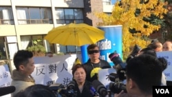 港加聯在多倫多中領館前黑衣抗議中國人大釋法。(港加聯圖片)