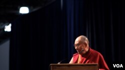 达赖喇嘛：“八旬老人的经验是幸福源自慈爱。” (美国之音赵江拍摄 ) 