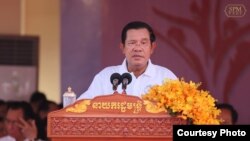 រូបឯកសារ៖ លោក​នាយករដ្ឋមន្ត្រី​ ហ៊ុន សែន​ ថ្លែងនៅក្នុង​កម្មវិធី​ប្រារព្ធ​ទិវា​ពិភពលោក​កាកបាទ​ក្រហម​ អឌ្ឍចន្ទ​ក្រហម ​៨​ ឧសភា លើក​ទី​១៥៤​នៅ​ស្នាក់ការ​របស់​កាកបាទ​ក្រហម​កម្ពុជា នៅ​រាជធានី​ភ្នំពេញ កាលពី​ថ្ងៃទី៨ ខែឧសភា ឆ្នាំ២០១៧។ (រូបថត​ដក​ស្រង់​ចេញ​ពី​ហ្វេសប៊ុក​របស់ Samdech Hun Sen, Cambodian Prime Minister) 