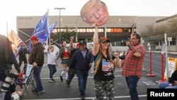 Para pendukung Presiden AS Donald Trump berkumpul di depan Pusat Penghitungan Suara dan Pemilu Maricopa County, dalam unjuk rasa "Stop Steal" memprotes hasil pilpres 2020 yang memproyeksikan kemenangan Joe Biden, capres dari partai demokrat, di Phoenix, Arizona, 9 November 2020.