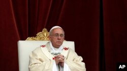 El papa Francisco celebra una misa en la Basílica de San Juan de Letrán en Roma.