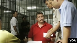 Pedagang senjata Rusia, Victor Bout (berkaos merah).