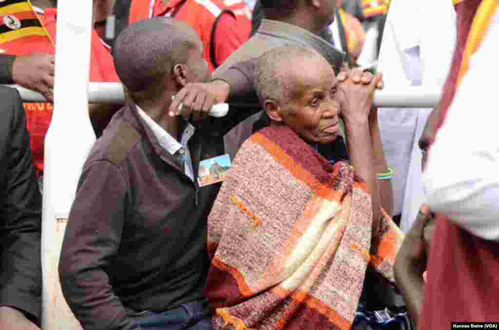 Mama mzee anasikiliza kwa makini hotuba ya Papa Francis