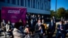 El primer ministro francés Jean Castex, habla al público durante una visita a la Universidad Paris-Saclay, cerca de la capital francesa, el lunes 7 de septiembre de 2020.