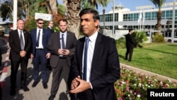 El primer ministro británico, Rishi Sunak, habla con los medios de comunicación después de aterrizar en el aeropuerto internacional Ben Gurion en Lod, cerca de Tel Aviv, Israel, el 19 de octubre de 2023. REUTERS/Ronen Zvulun 