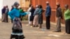 FILE: Ugqoke imask lama gloves esenzela ukuzivikela kumkhuhlane weCOVID-19.