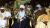 Lamidon Adamawa Barkindo Aliyu Mustapha sanye da bakar alkyabba (tsakiya)