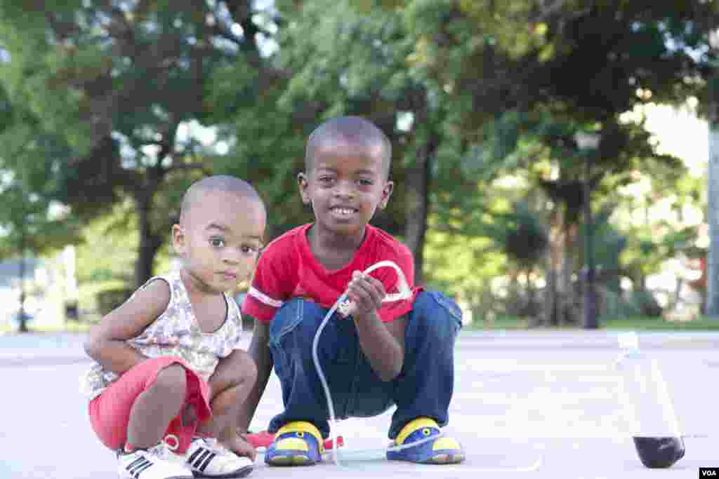 Little brothers play in a public park in Havana, Cuba, Aug. 13, 2015. (Celia Mendoza/ VOA)