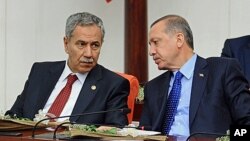 PM Turki Recep Tayyip Erdogan (kanan) berbincang dengan Wakil PM Bulent Arinc (foto: dok).