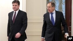 Russia's Foreign Minister Sergei Lavrov (R) and Slovak Foreign Minister Miroslav Lajcak take a walk during their meeting in Moscow, Russia, December 12, 2012. (AP)