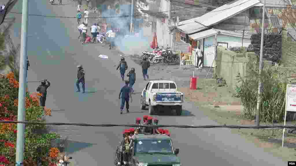 Les policiers patrouillent dans les rues de Goma, le 31 juillet 2017. (VOA/Charly Kasereka)