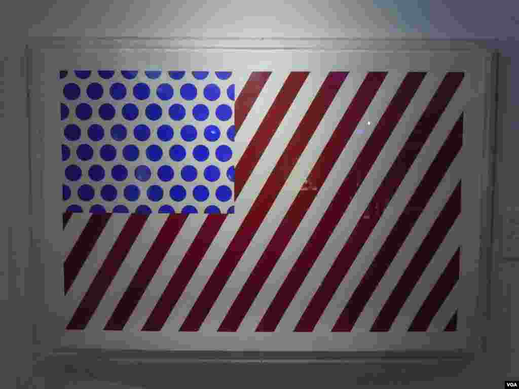 Roy Lichtenstein’s screenprint, "Forms in Space," from 1985. (VOA/J. Taboh)