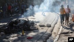 Los cadáveres de presuntos pandilleros que fueron quemados por residentes yacen apilados en medio de una calle en el barrio de Pétion-Ville en Puerto Príncipe, Haití, el martes 19 de noviembre de 2024.