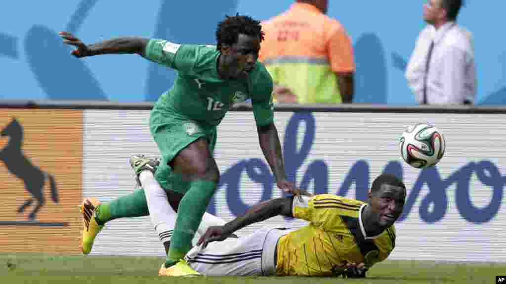 Wilfried Bony de la Côte-d'Ivoire, à gauche, en duel avec Cristian Zapata de la Colombie lors du match de la Coupe du monde du groupe C entre la Colombie et Côte-d'Ivoire à l'Estadio Nacional à Brasilia, au Brésil, le jeudi 19 Juin, 2014. (AP Photo / Marcio Jose Sanchez)
