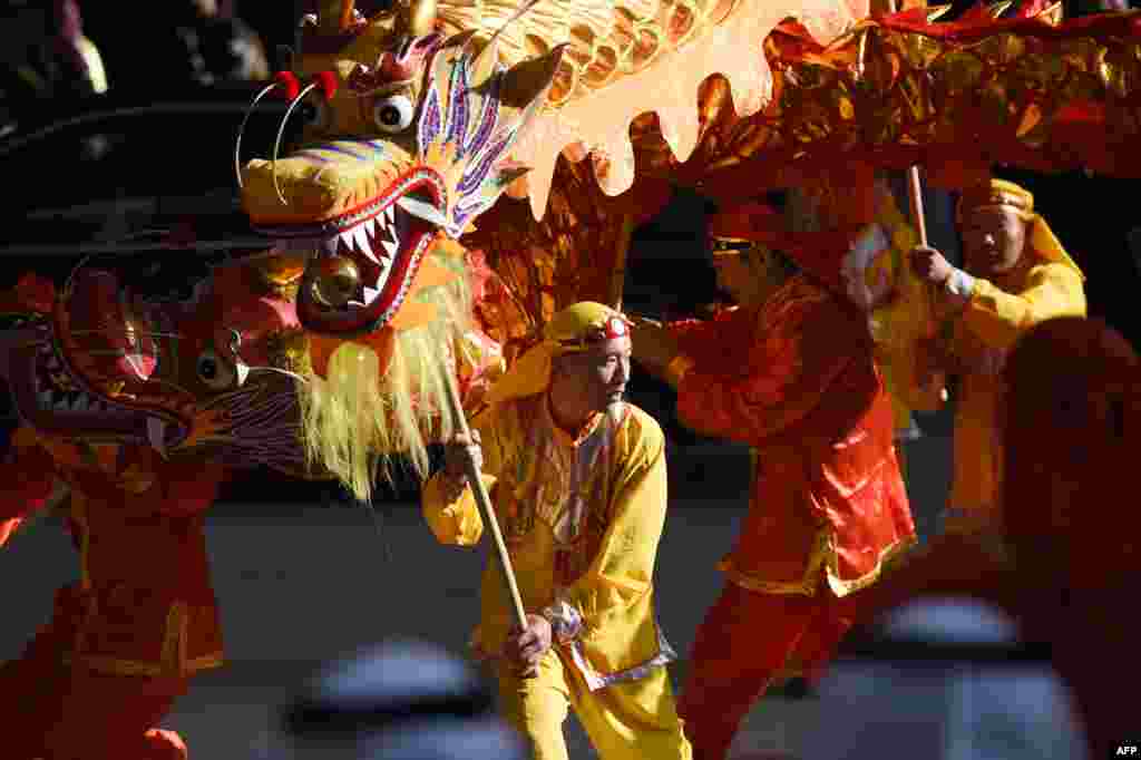 Masu Rawar Gargajiya A Kasar China Na Rawar Dragon. &nbsp;