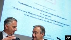 Shveysariya Tashqi ishlar vaziri Didiyer Burxalter (chapda) BMTning Qochoqlar bo'yicha komissari Antonio Guteres bilan Jenevada o'tgan ikki kunlik xalqaro konferensiyada, 2-may, 2012-yil.