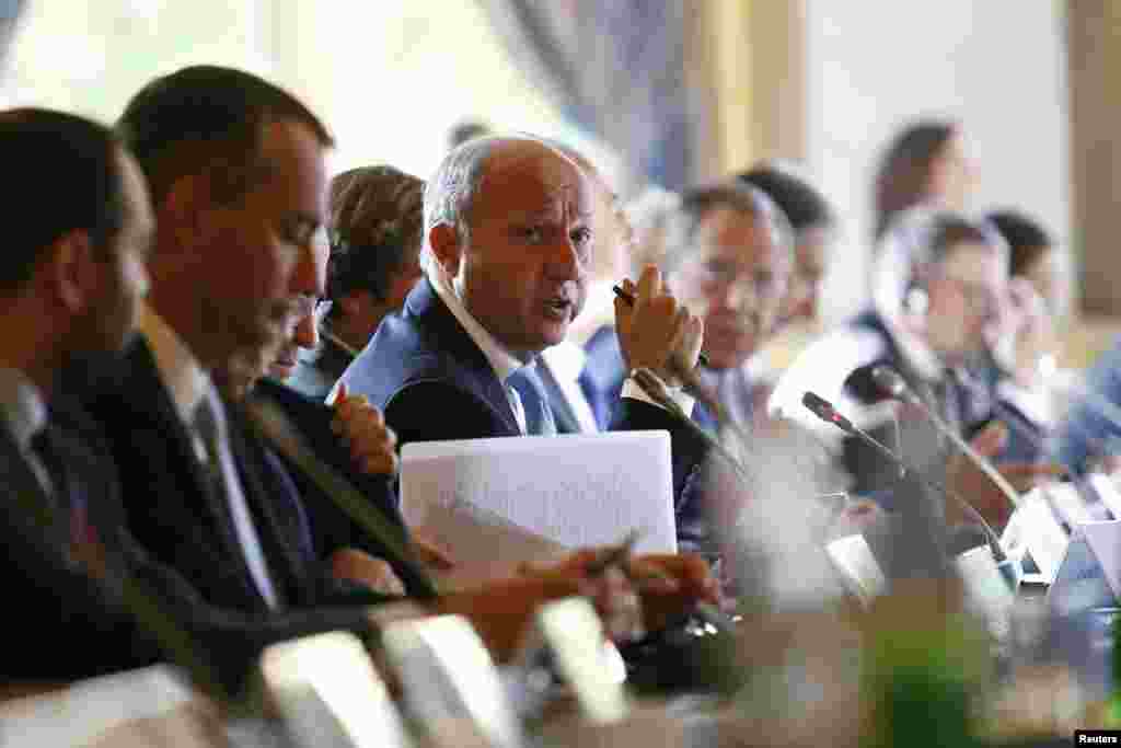 Menlu Perancis Laurent Fabius (tengah) saat menghadiri Konferensi Internasional untuk Perdamaian dan Keamanan di Irak, yang diselenggarakan di Quai d'Orsay, Paris (15/9).