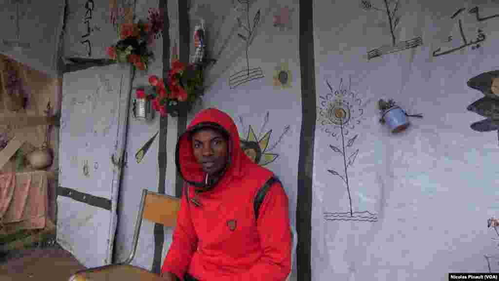 Ethiopian migrant in the "jungle" in Calais, France (Nicolas Pinault/VOA)