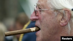 Mendiang pembawa acara BBC, Jimmy Savile, salah satu yang disebut dalam penyelidikan kasus pedofilia di Inggris.