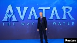 Sutradara James Cameron tiba di pemutaran perdana film garapannya 'Avatar: The Way of Water' in London, Inggris, pada 6 Desember 2022. (Foto: Reuters/Toby Melville)