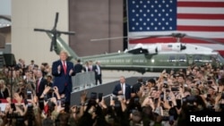 Presiden Donald Trump mengunjungi pasukan AS yang ditempatkan di Pangkalan Udara Osan, Korea Selatan, 30 Juni 2019. 